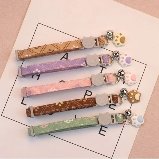 Collier pour chat présentant l'élégance et la sécurité du produit.