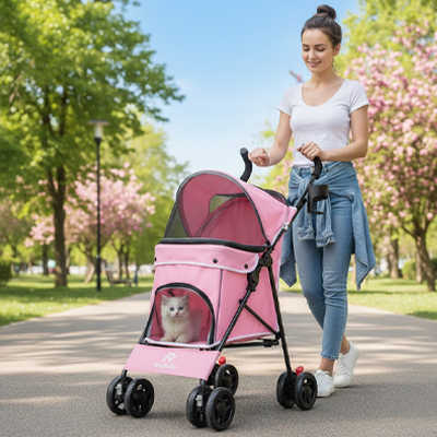 Femme promenant son chat dans une poussette pour chat rose Aventure Mobile™ dans un parc