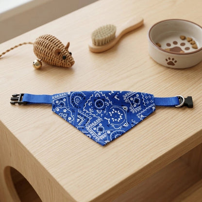Bandana pour chat bleu à motifs cachemire avec collier ajustable à clip noir, posé sur une table en bois