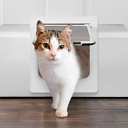 Chat bicolore blanc et brun sortant par une chatière blanche dans une porte blanche