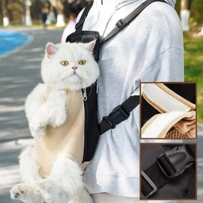 Chat blanc dans un sac de portage ventral beige en maille