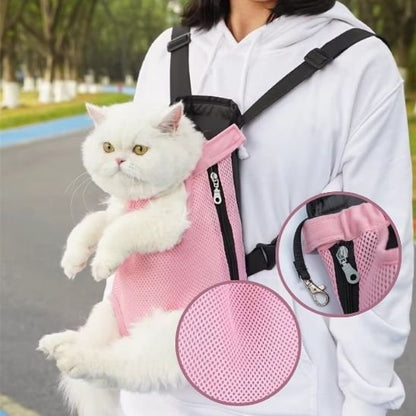Chat blanc dans un sac de portage ventral rose avec zip et mousqueton