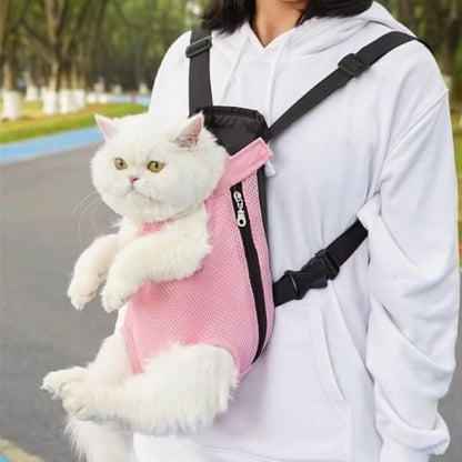 Chat blanc dans un sac de portage ventral rose avec zip et mousqueton