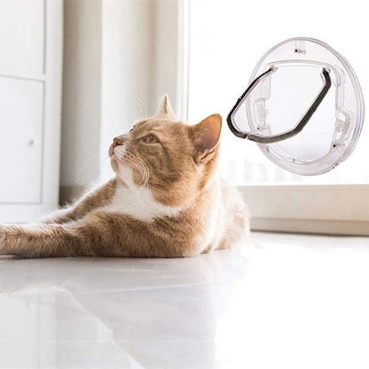 Chat roux allongé devant chatière transparente à installer sur fenêtre