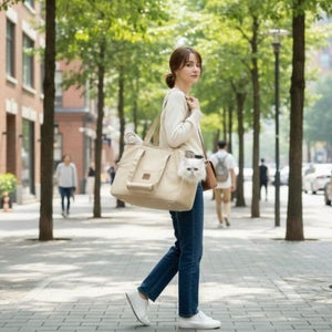 Femme portant un chat sac de transport beige en ville avec chat blanc