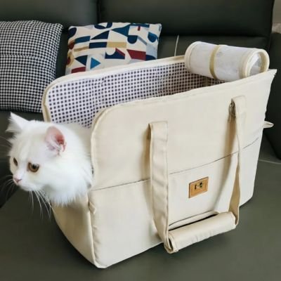 Chat sac de transport beige avec chat blanc à l'intérieur et panneaux mesh respirants