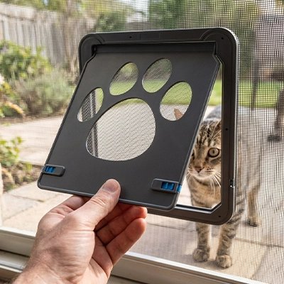 Chatière pour chat en forme de patte installée sur moustiquaire
