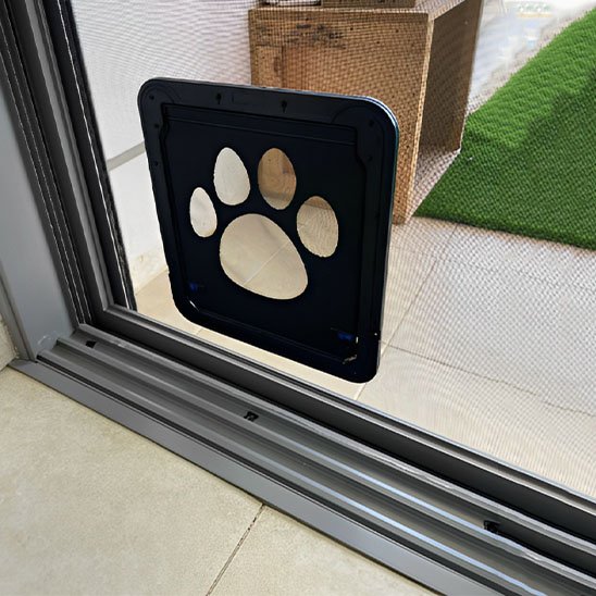 "Chatière porte vitrée coulissante motif patte"
