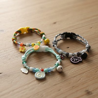 "Collection de colliers chat colorés avec breloques, perles et médailles personnalisables"