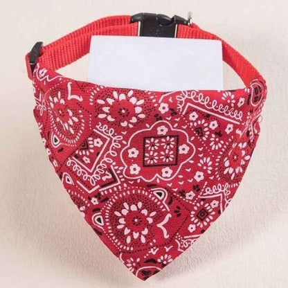 Collier chat bandana rouge motifs paisley ajustable fond beige