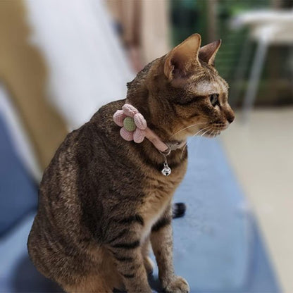 Collier chat fleur rose pâle et clochette argentée