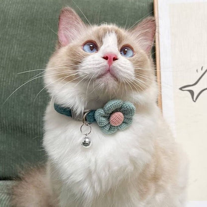 Collier chat fleur verte crochet clochette