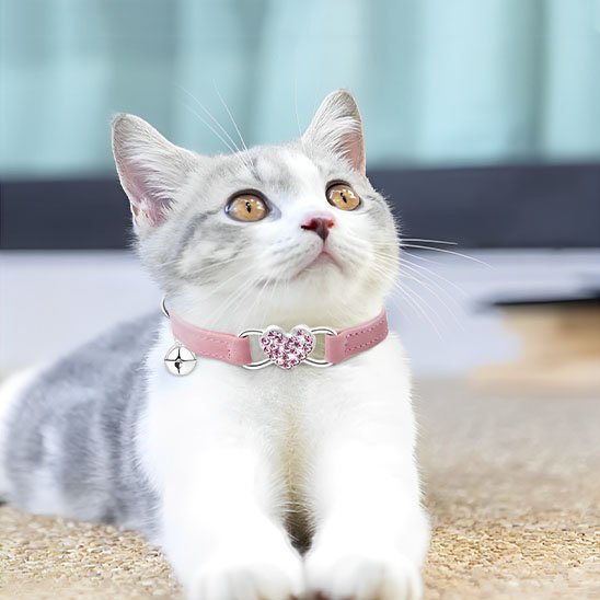 Collier chat rose avec cœur strass et clochette argentée - chat blanc et gris