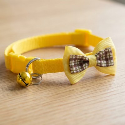 "Collier pour chat jaune avec nœud papillon à carreaux et clochette dorée"