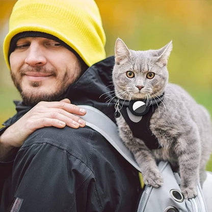 Collier GPS AirTag pour chat - chat gris porté par son propriétaire en extérieur