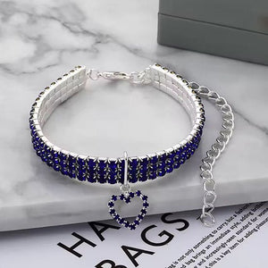 Collier pour chat strass bleu pendentif coeur argent sur marbre