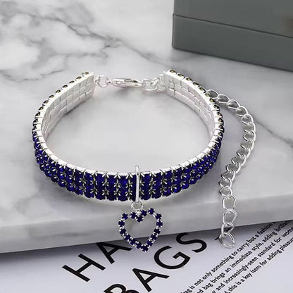 Collier pour chat strass bleu pendentif coeur argent sur marbre