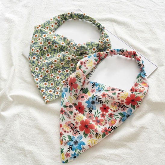 Collier chat bandana fleuri deux couleurs vert et rose motifs fleurs sur tissu blanc