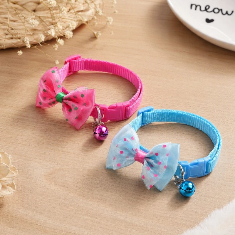 Deux colliers pour chat à nœud papillon et grelot, un rose et un bleu, avec boucle clipsable