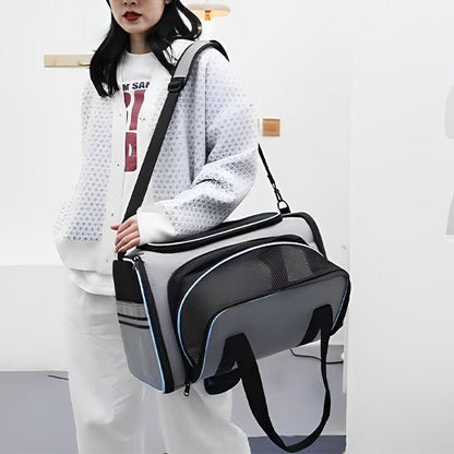 Femme portant sac transport chat bandoulière gris liseré bleu