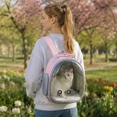 Femme portant un sac de transport pour chat dans un parc fleuri au printemps