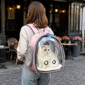 Femme portant un sac de transport rose pour chat avec chat blanc à l'intérieur
