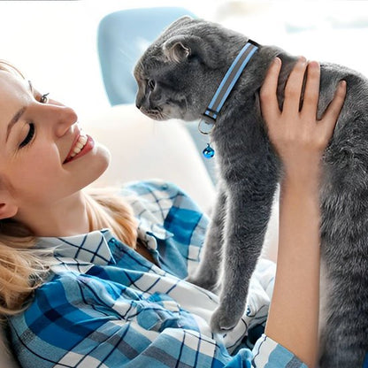  Femme tenant chat avec collier réfléchissant bleu