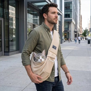 Homme portant un sac de transport pour chat beige en bandoulière dans une rue urbaine
