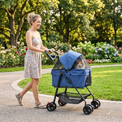 Jeune femme promenant son chat tigré dans une poussette pour chat bleue