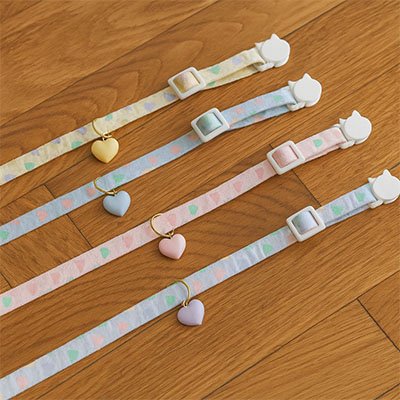 "Gros plan sur la qualité et les finitions du collier de sécurité pour chat Minou loft"