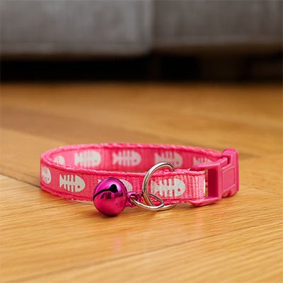 Collier chat élégant et ajustable en couleur rose. 