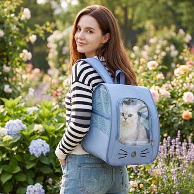 Sac à dos pour chat bleu clair avec fenêtre transparente, porté dans un jardin fleuri