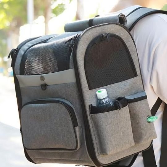 Sac de transport pour chat gris porté sur le dos avec poches latérales et porte-bouteille