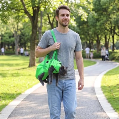 Sac de transport pour chat vert, homme en balade avec son chat