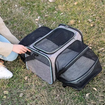 Sac transport chat en filet gris ouvert sur l'herbe