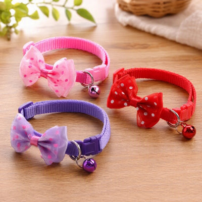 Trois colliers pour chat à nœud papillon à pois et grelot, un rose, un violet et un rouge, avec boucle clipsable